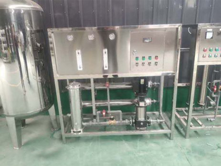 反滲透水處理設(shè)備機(jī).jpg